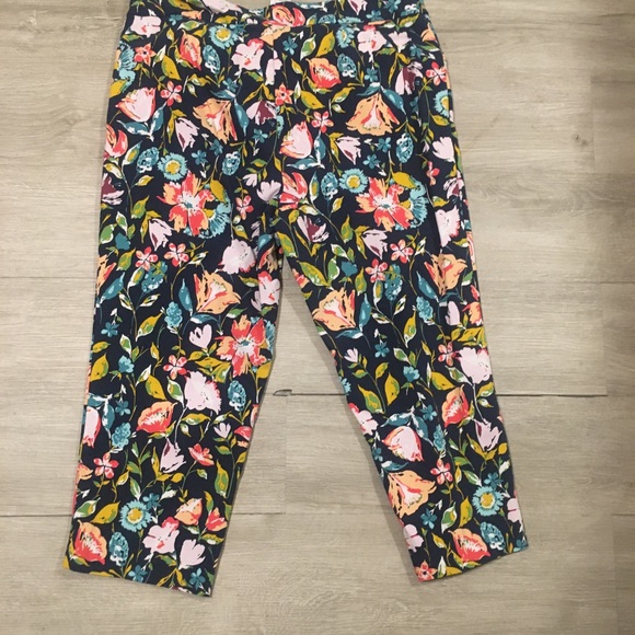 🔴3/$30 Sale🔴Time is Tru Floral Capris Pants - Picture 3 of 3
